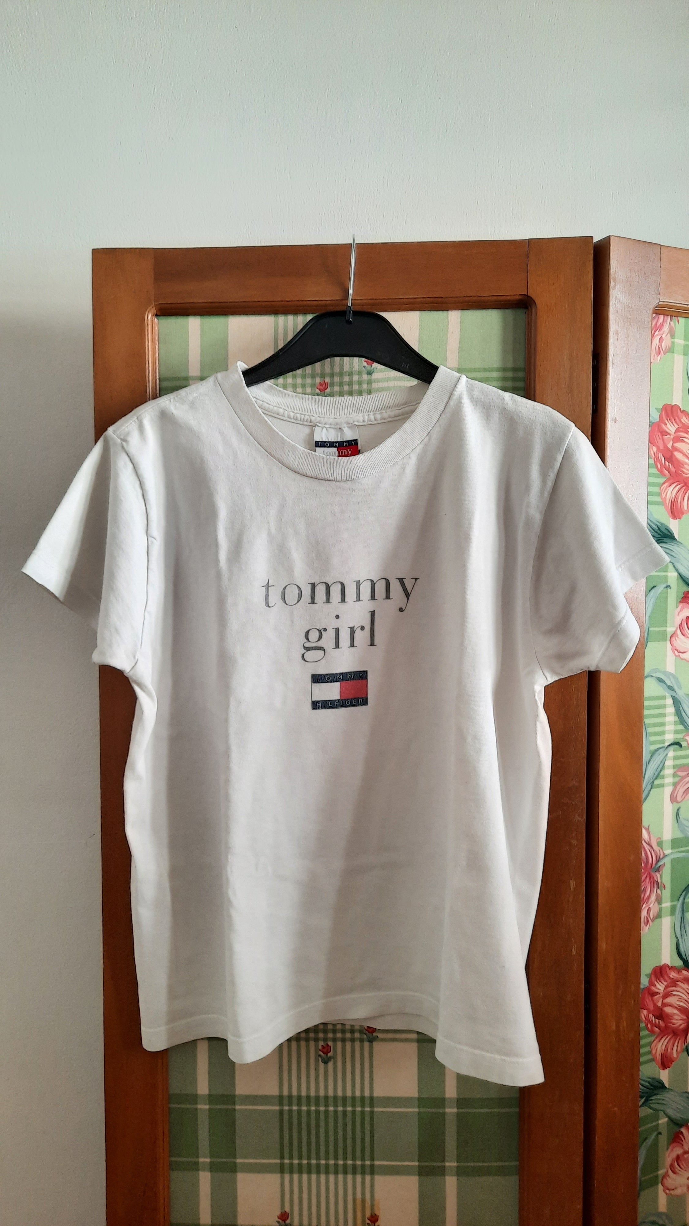 Tommy hilfiger t shirt logo deals 90s