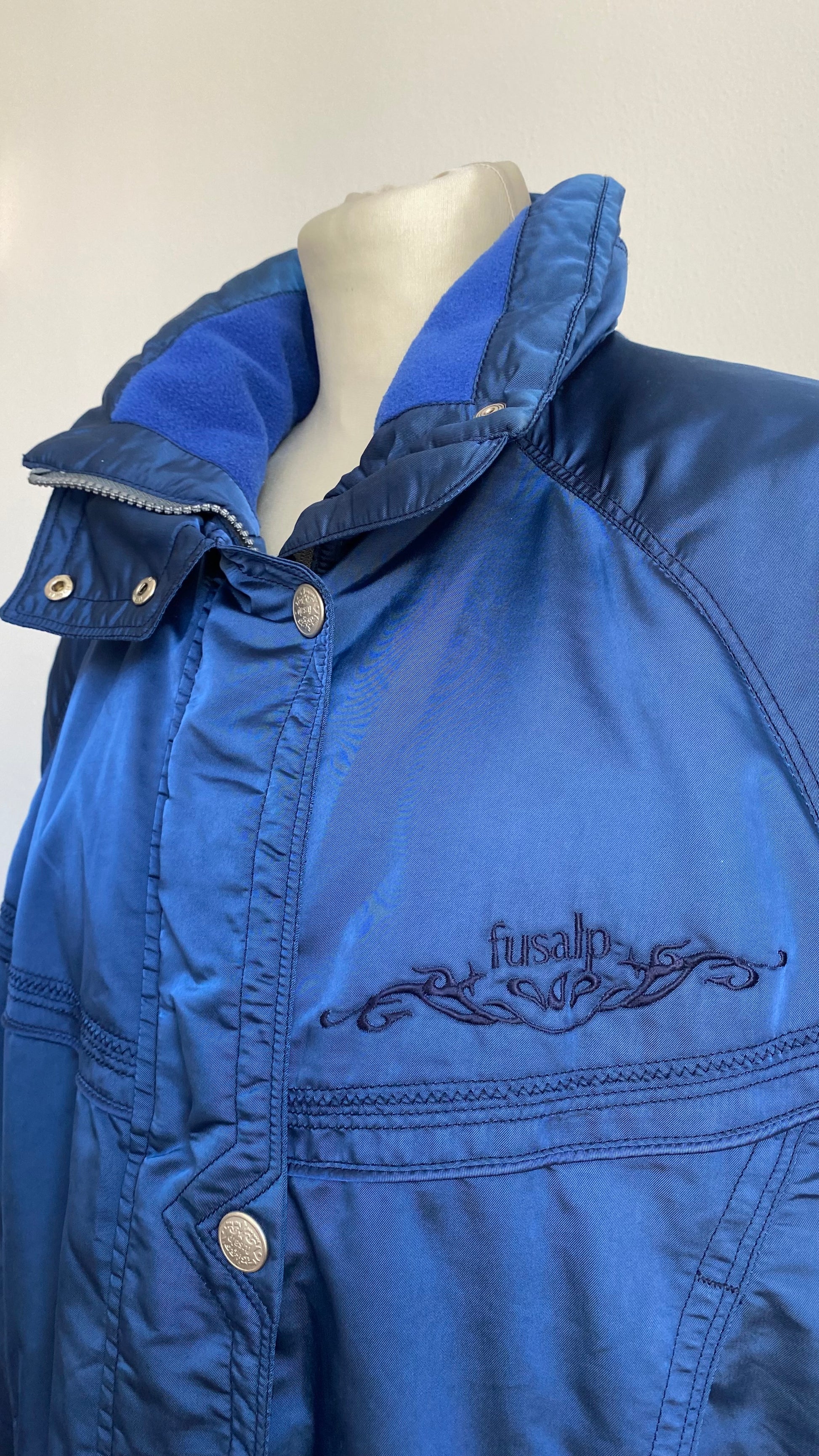 Blouson FUSALP vintage bleu ciel et bleu marine – Taille 38 M – Capuche amovible pointue - Vêtements Blouson FUSALP vintage bleu ciel et bleu marine – Taille 38 M – Capuche amovible pointue - Vêtements