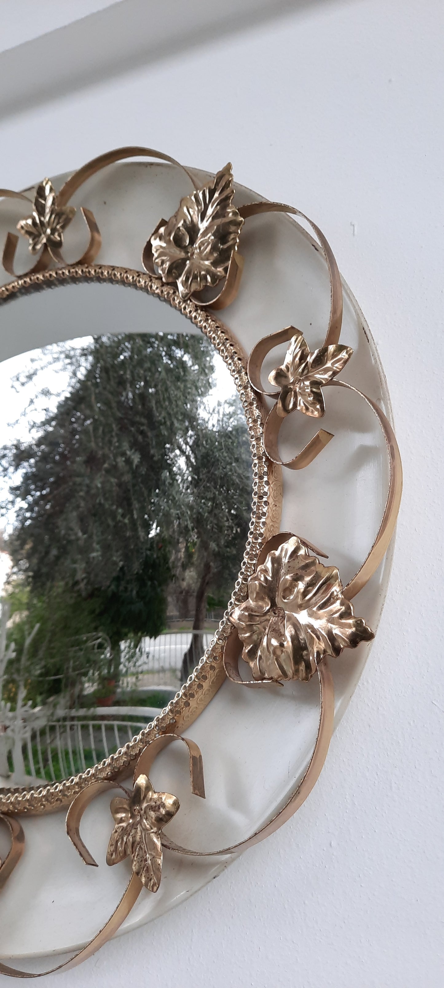 Mid-century Leaf Design Round Wall Mirror
