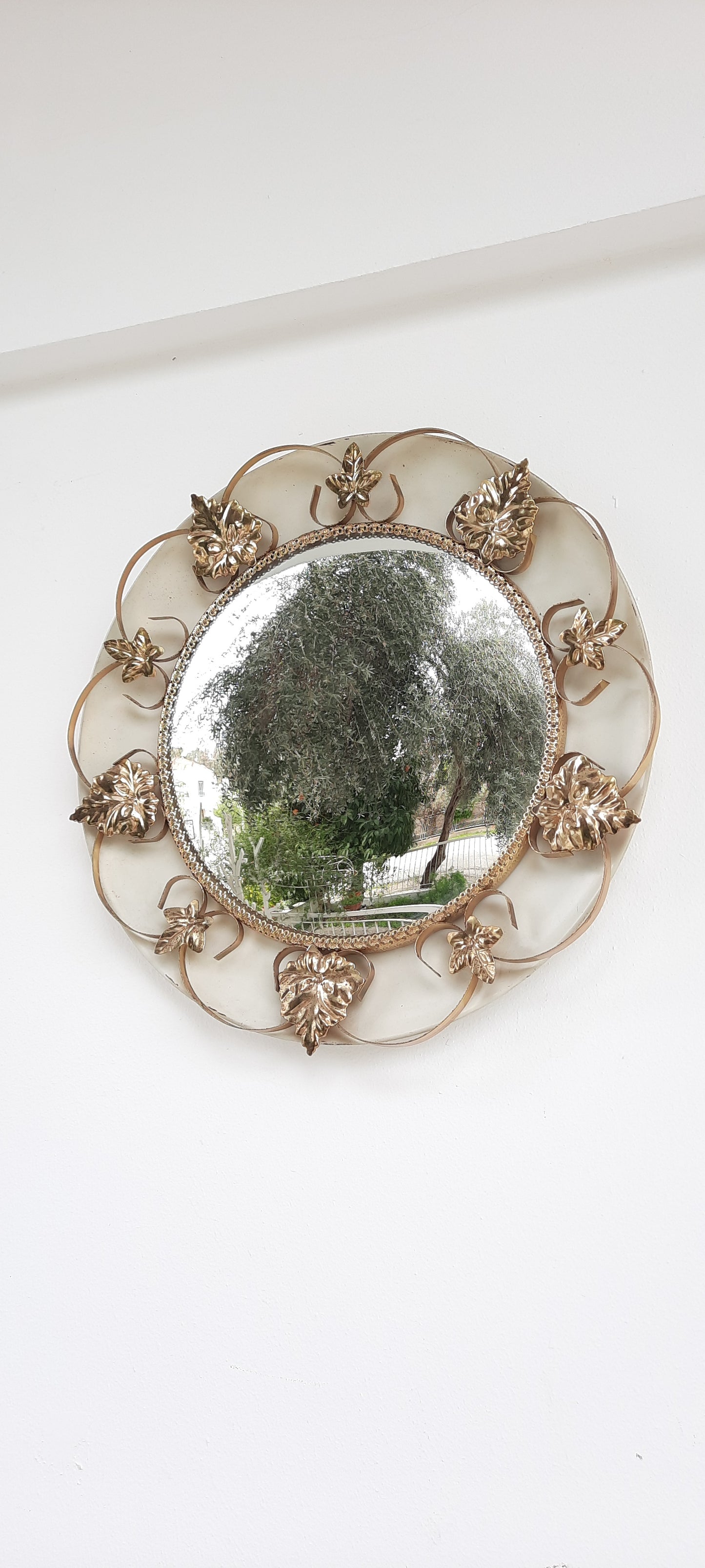 Mid-century Leaf Design Round Wall Mirror